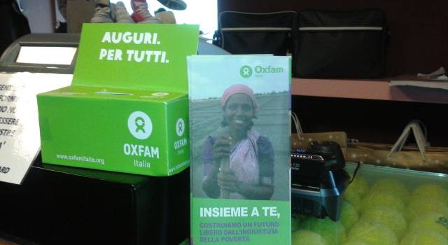 “Incarta il presente, regala il futuro”. Torna il Natale solidale di Oxfam Italia
