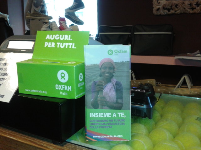 “Incarta il presente, regala il futuro”. Torna il Natale solidale di Oxfam Italia