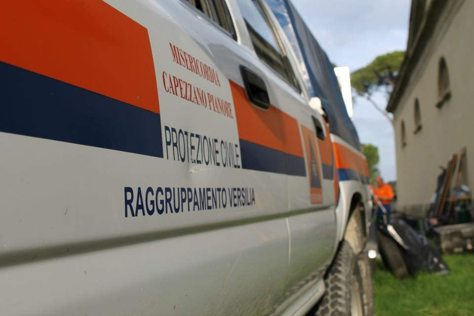 Gli alunni della scuola “Tenuta Borbone” a lezione di protezione civile. Simulazione di un incendio nel cortile