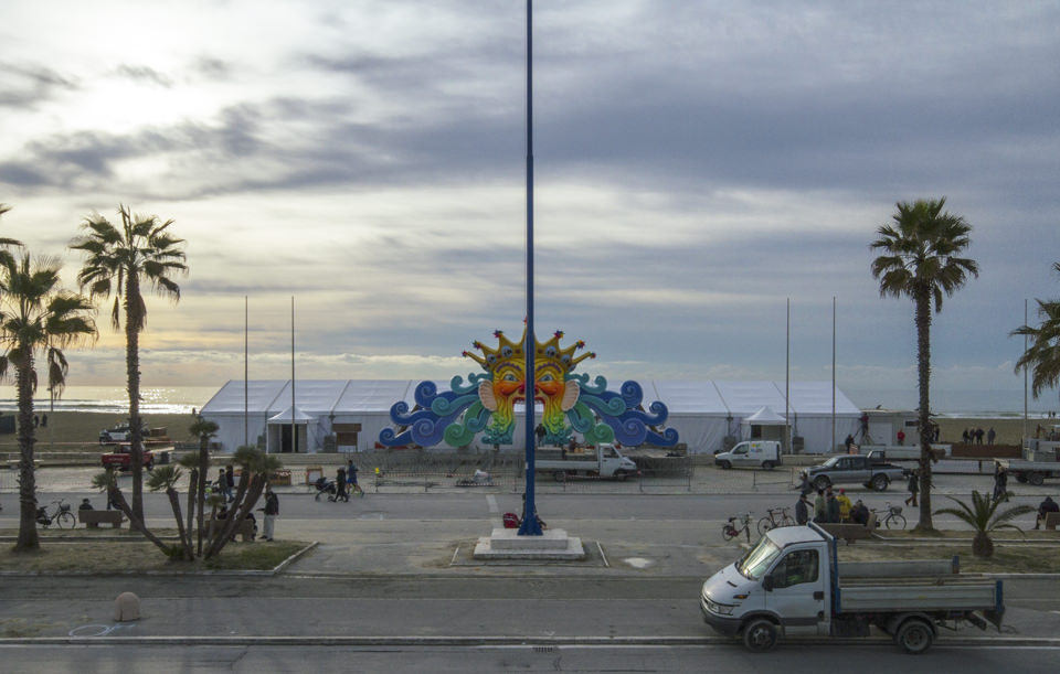 “Sarebbe bella la spiaggia libera in Piazza Mazzini”. Alcuni viareggini rispondono a Santini