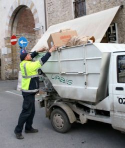 Emessa ordinanza di divieto di sosta ai camion di rifiuti sul territorio di Massarosa