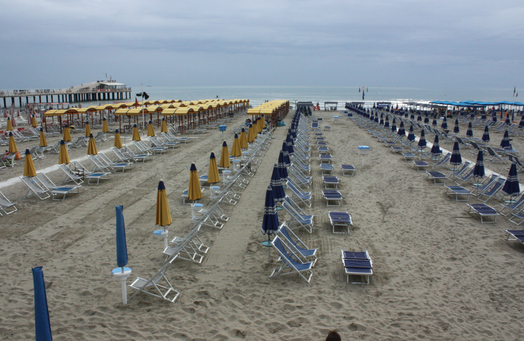 Anziano accusa malore in mare, soccorso in spiaggia da bagnini e turisti