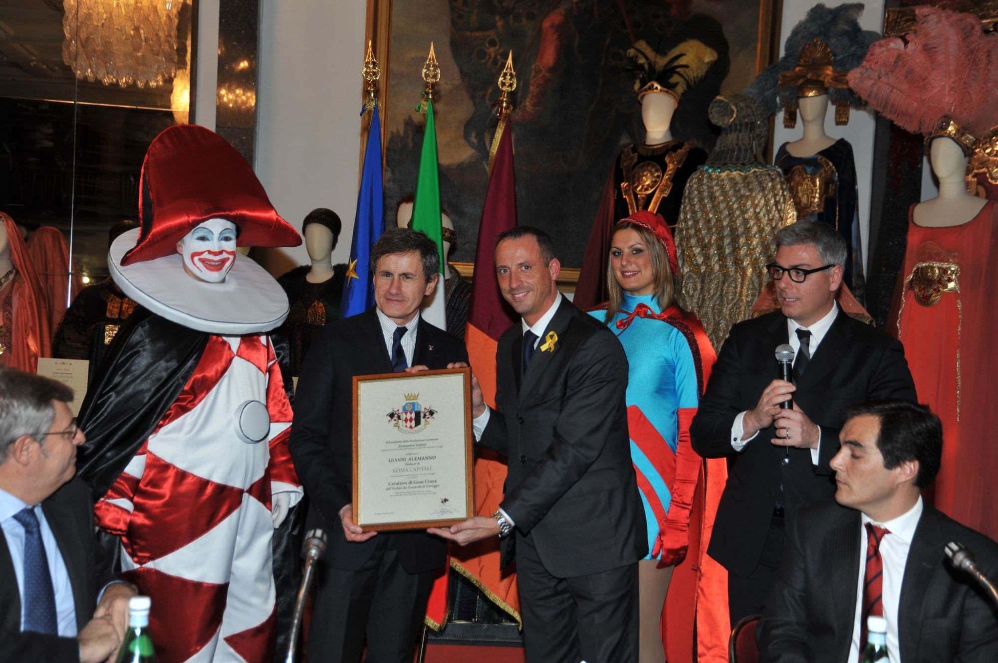 IL SINDACO DI ROMA GIANNI ALEMANNO CAVALIERE DEL CARNEVALE DI VIAREGGIO