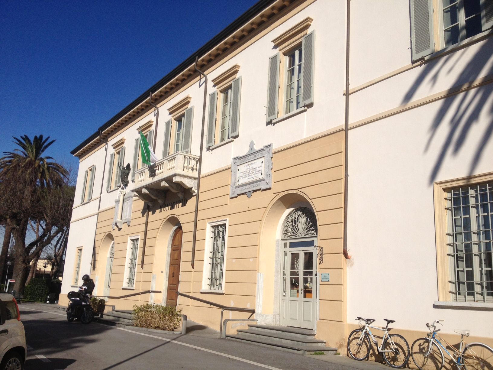 Sfrattato da casa pianta una tenda per protesta sotto il Comune