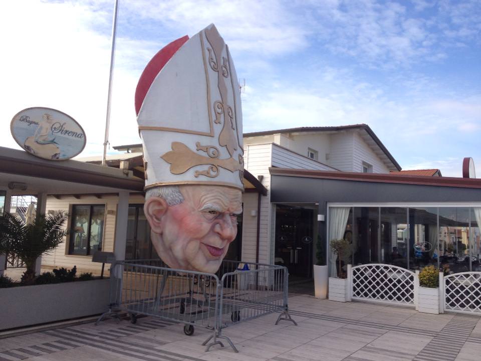 CARNEVALE, IL WOJTYŁA DI FABRIZIO GALLI AL BAGNO SIRENA A LIDO DI CAMAIORE