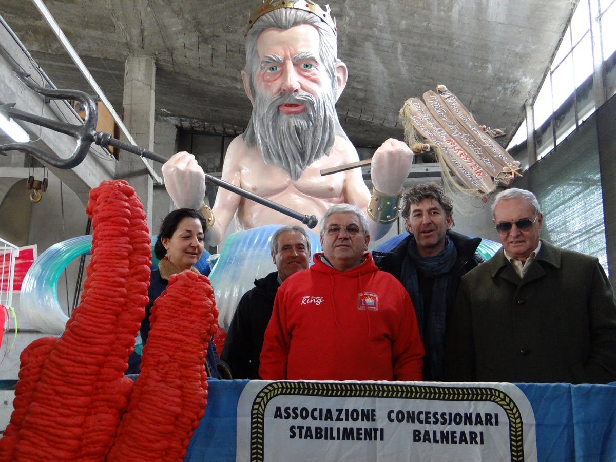 “BOLKESTEIN SÌ, BOLKESTEIN NO”, A PIETRASANTA UN CARRO PER IL NO ALLE ASTE