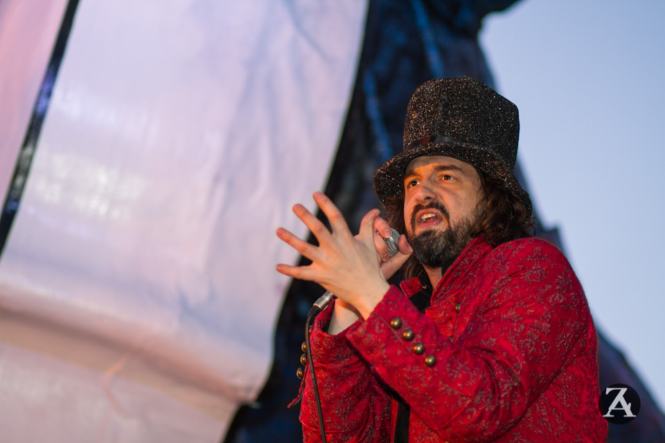 Luca Bassanese ancora protagonista al Carnevale di Viareggio sul carro dei Lebigre