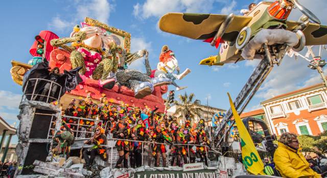 I giganti di cartapesta sui viali a mare: è Carnevale estivo
