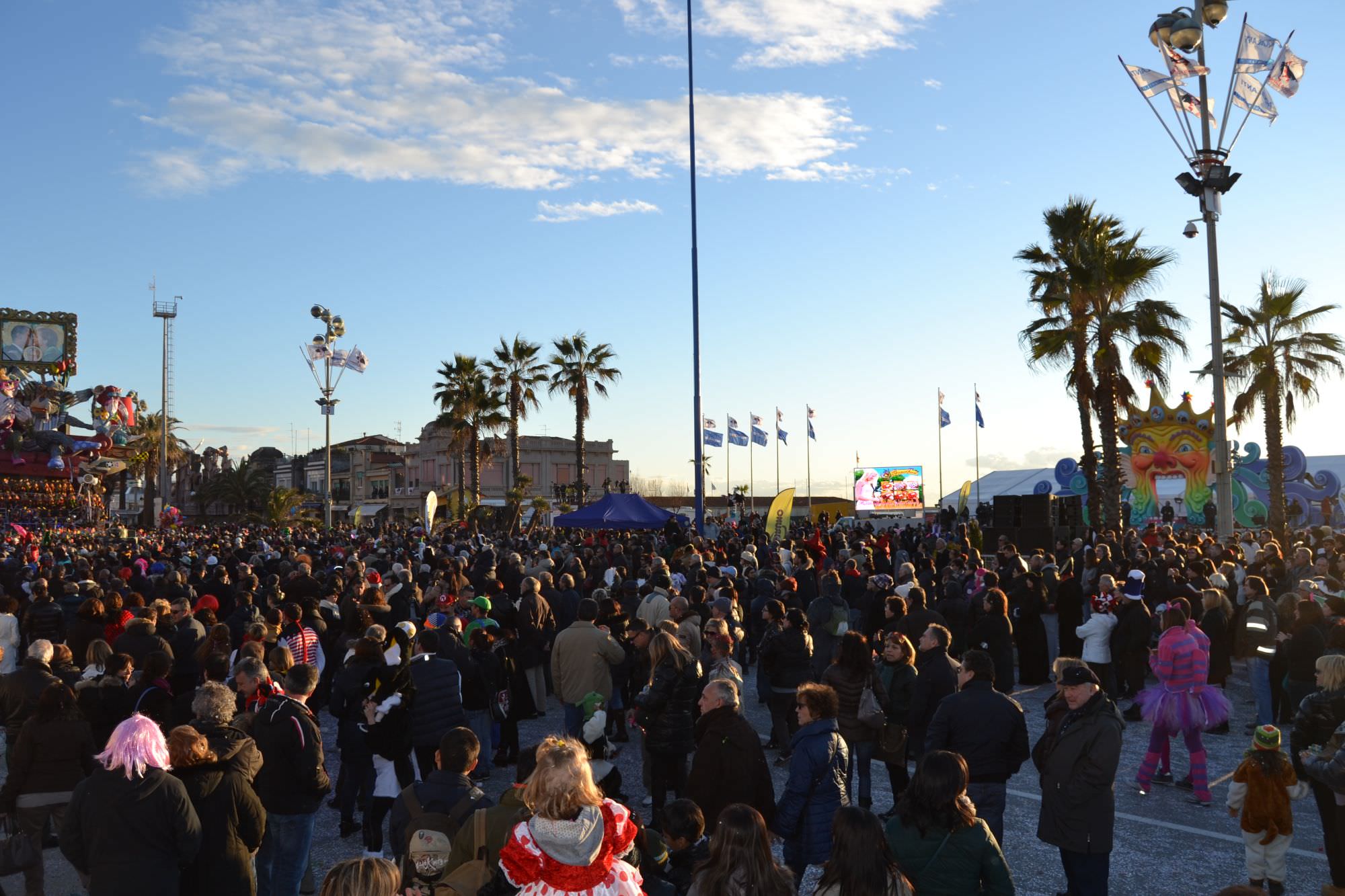 Si fingono turisti al Carnevale per borseggiare i passanti. Denunciati un sedicenne e un diciassettenne