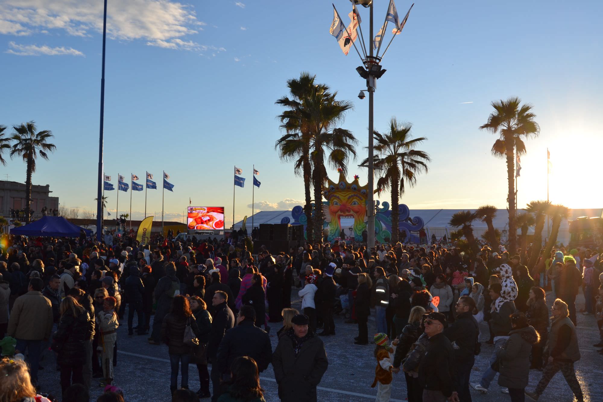 A Viareggio comincia un nuovo Carnevale, grande attesa per il primo corso mascherato