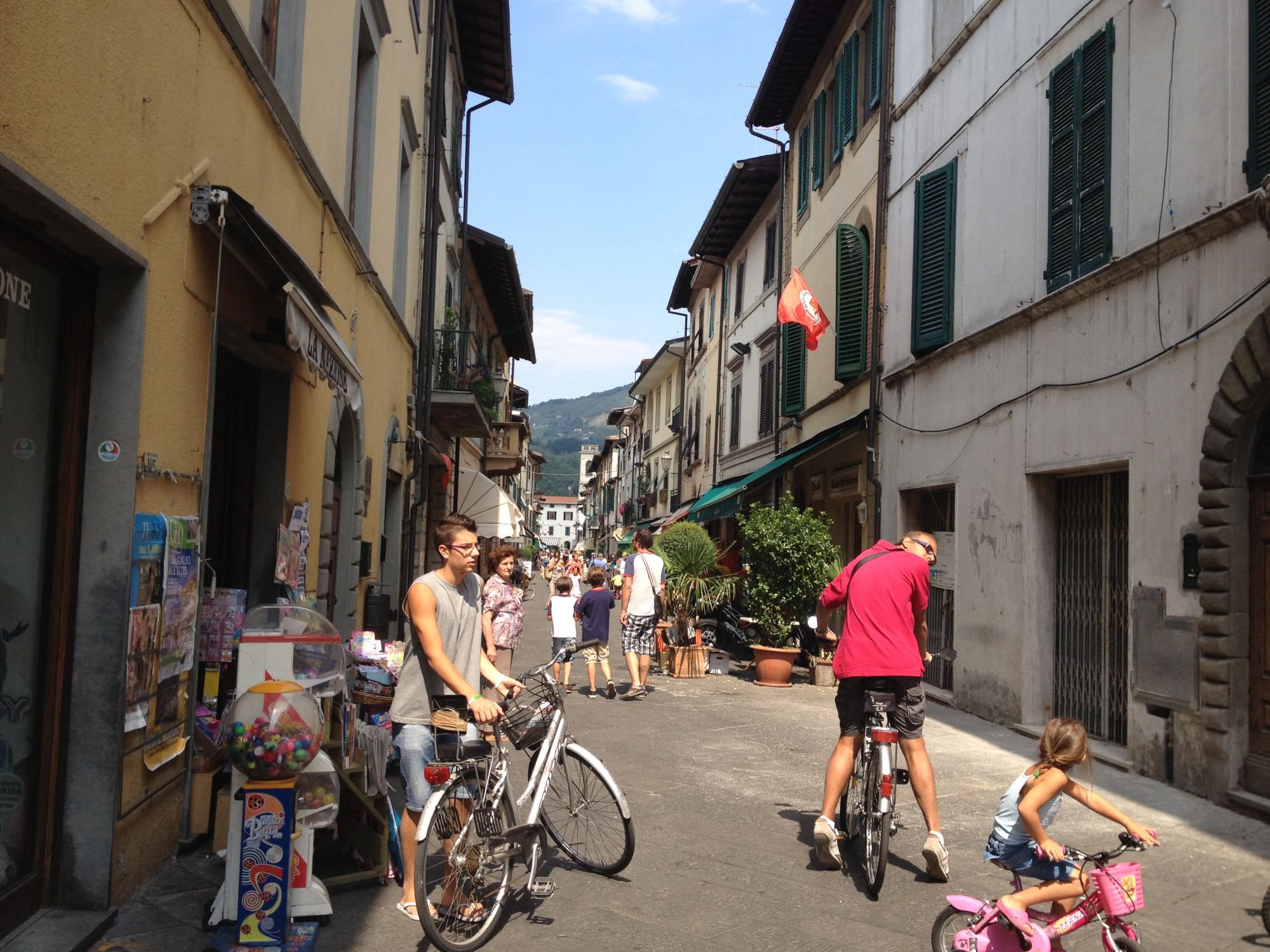 CAMAIORE, SI LAVANO LE STRADE DEL CENTRO STORICO