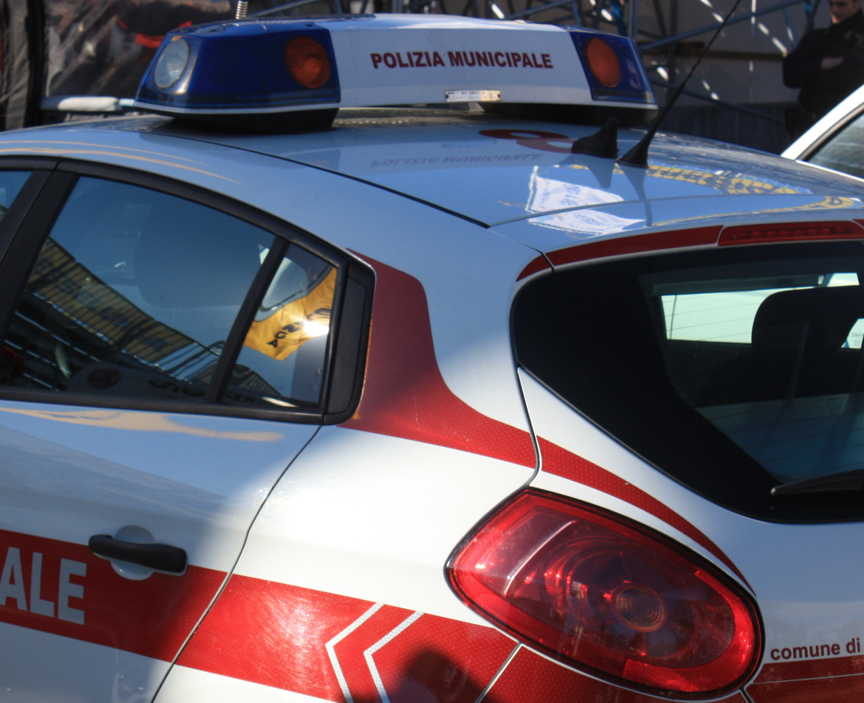 Sequestrata dalla polizia municipale un’automobile con assicurazione scaduta e oggetti rubati