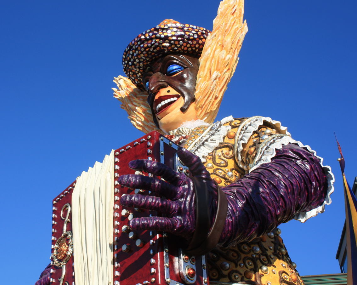 CARNEVALE, LE NUBI SI DISSOLVONO SU VIAREGGIO PER IL TERZO CORSO MASCHERATO