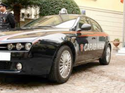 Cerca di accoltellare il figlio, arrestato dai carabinieri a Massarosa