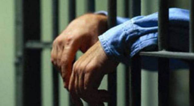 Vende droga a minorenni, richiedente asilo politico finisce in cella