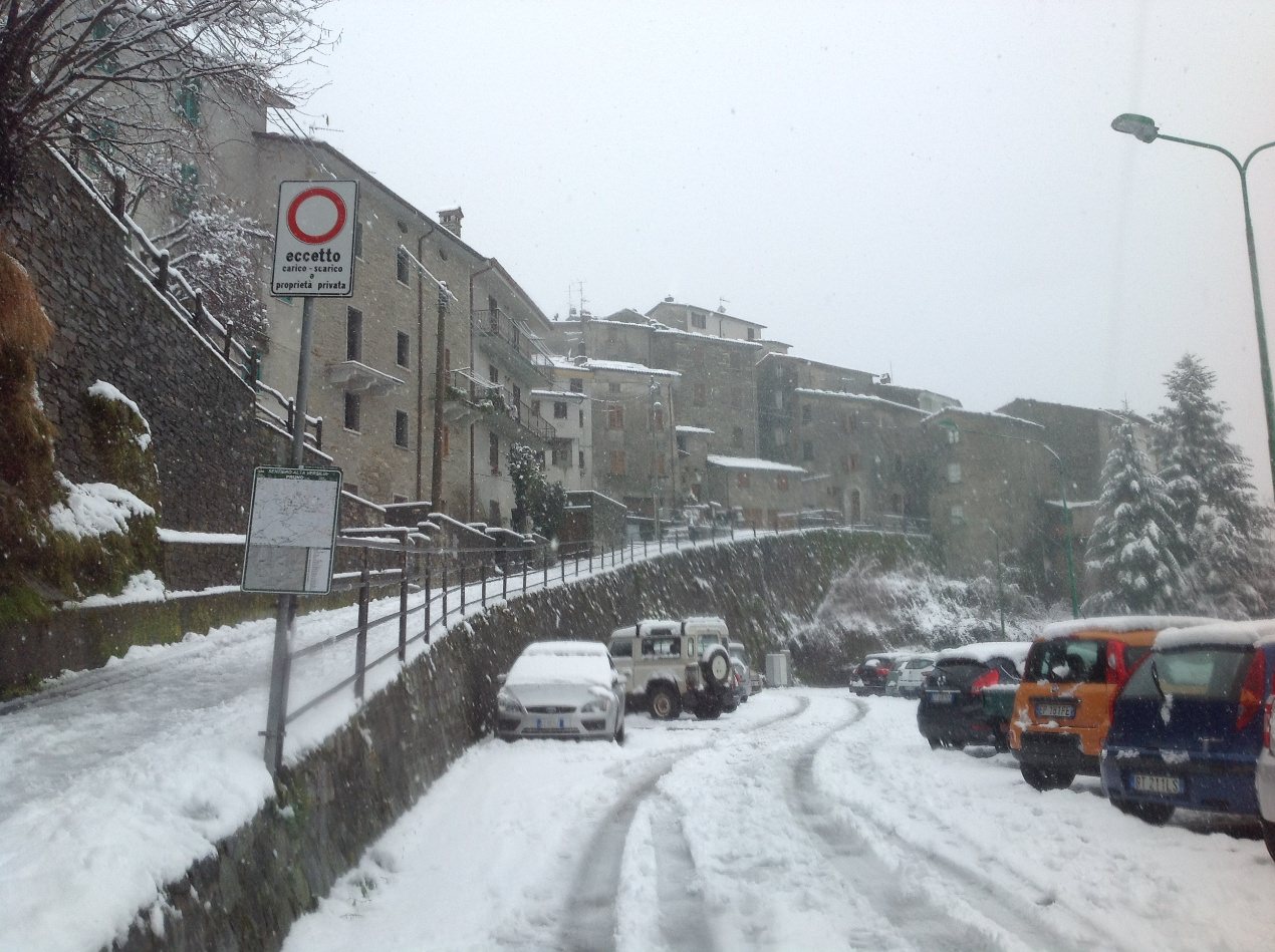 Emergenza neve a Stazzema. Scuole aperte e garantita la viabilità