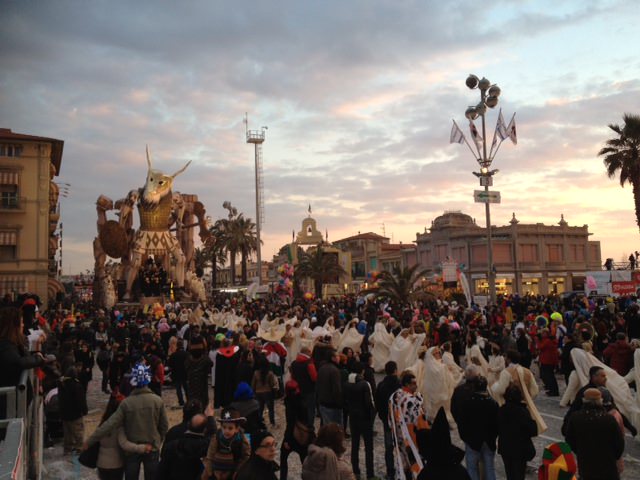 IL SOLE BACIA I BELLI, ANCHE IL QUARTO CORSO DI CARNEVALE ASSISTITO DAL METEO