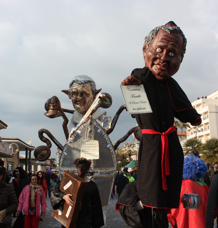 CARNEVALE, MODIFICATO IL MASCHERONE DEDICATO A PAPA RATZINGER