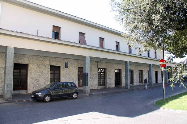 PIETRASANTA, VIA I RIFIUTI DAVANTI LA STAZIONE