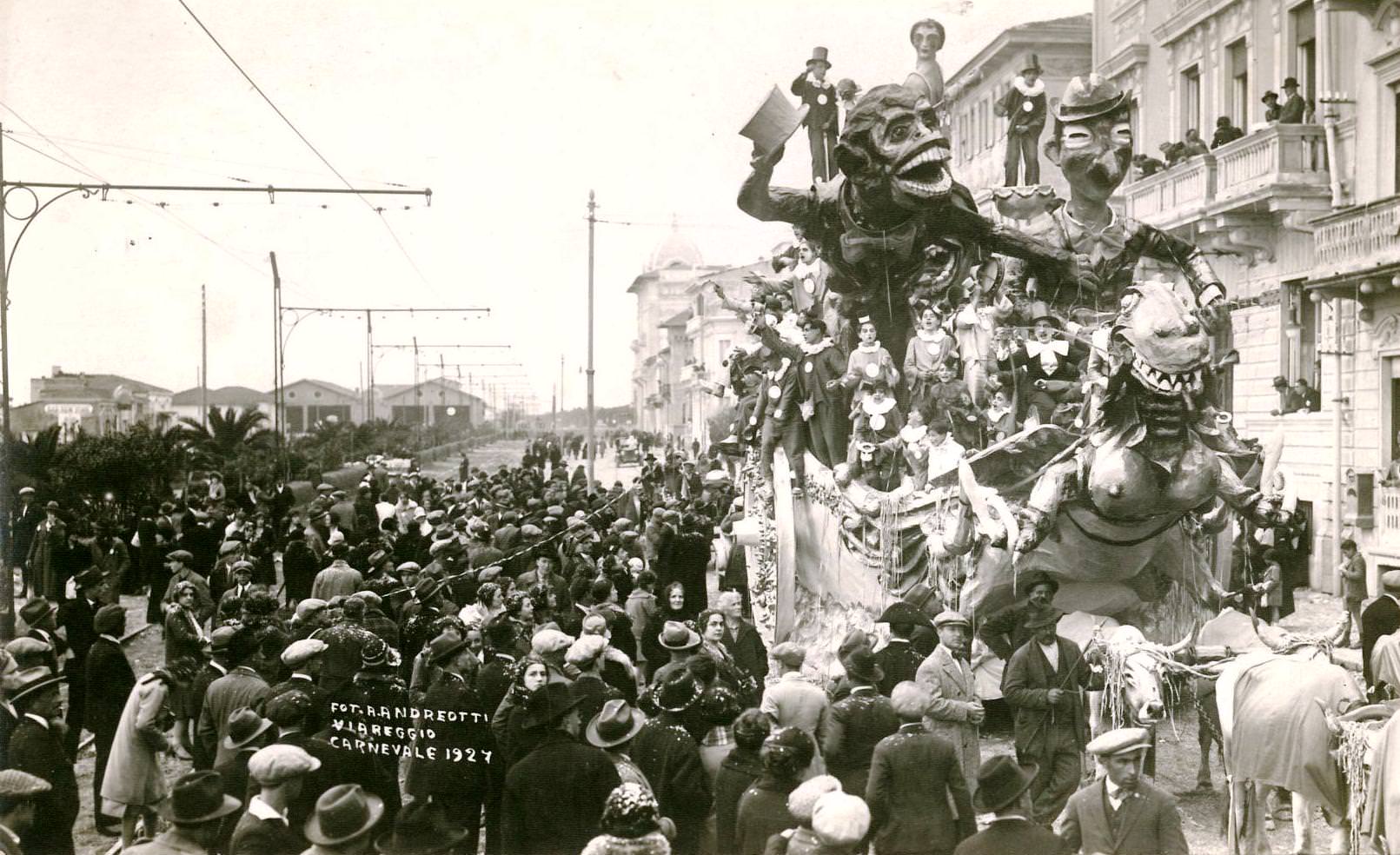 IL CARNEVALE DI VIAREGGIO CHE FU IN UNA DONAZIONE DI CARTOLINE