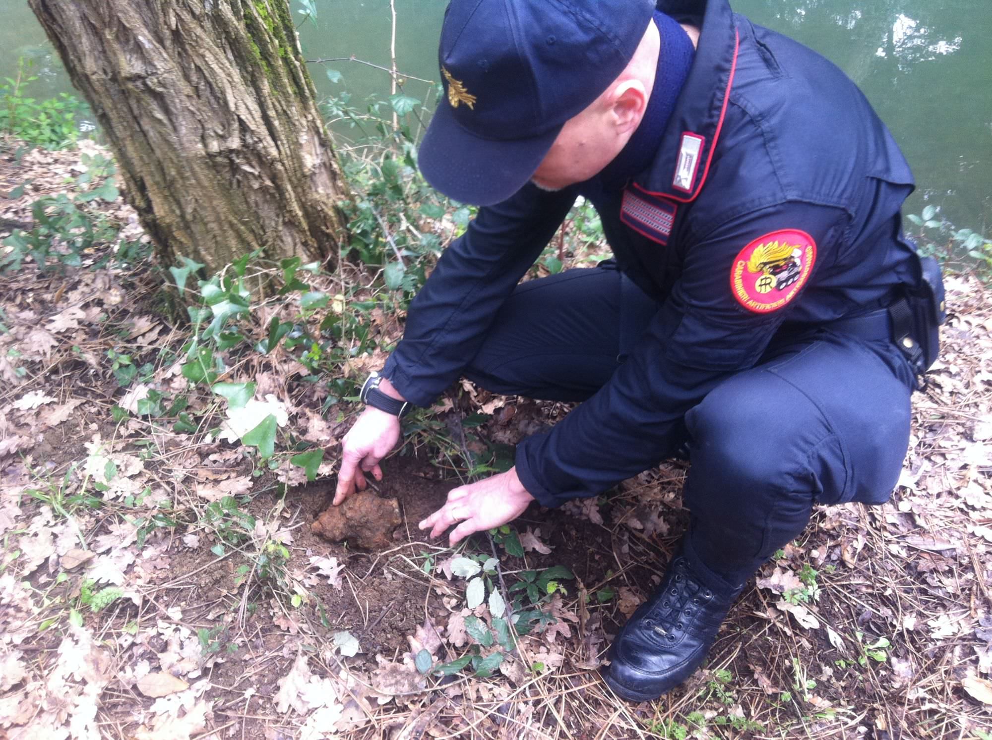 Un barattolo pieno di droga trovato sotterrato in Darsena