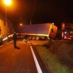 tir ribaltato via del giardo (foto VT)