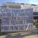 striscione flash mob camaiore antipapa antivaticano (foto Marco Pomella)