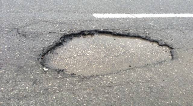 Buca nell&#8217;asfalto in Via dei Campi alla Migliarina, pericolo per i mezzi su due ruote