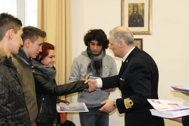 GUARDIA COSTIERA, AL TERMINE LE LEZIONI DELL’ISTITUTO NAUTICO IN CAPITANERIA