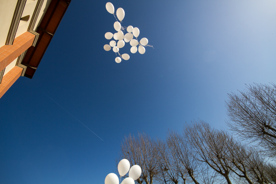 Palloncini bianchi e rosa per l’ultimo saluto alla piccola Ester