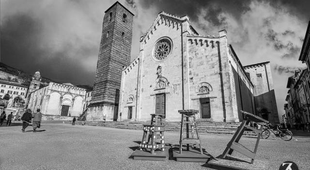 Il duomo di Pietrasanta si colora di celeste in occasione della giornata del diabete