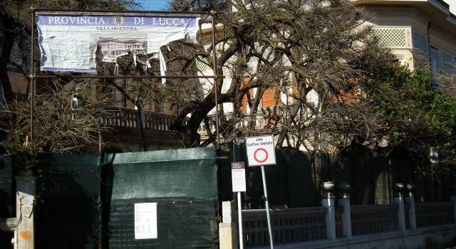 Una scritta fuori Villa Argentina sollecita la fine degli interminabili lavori in corso
