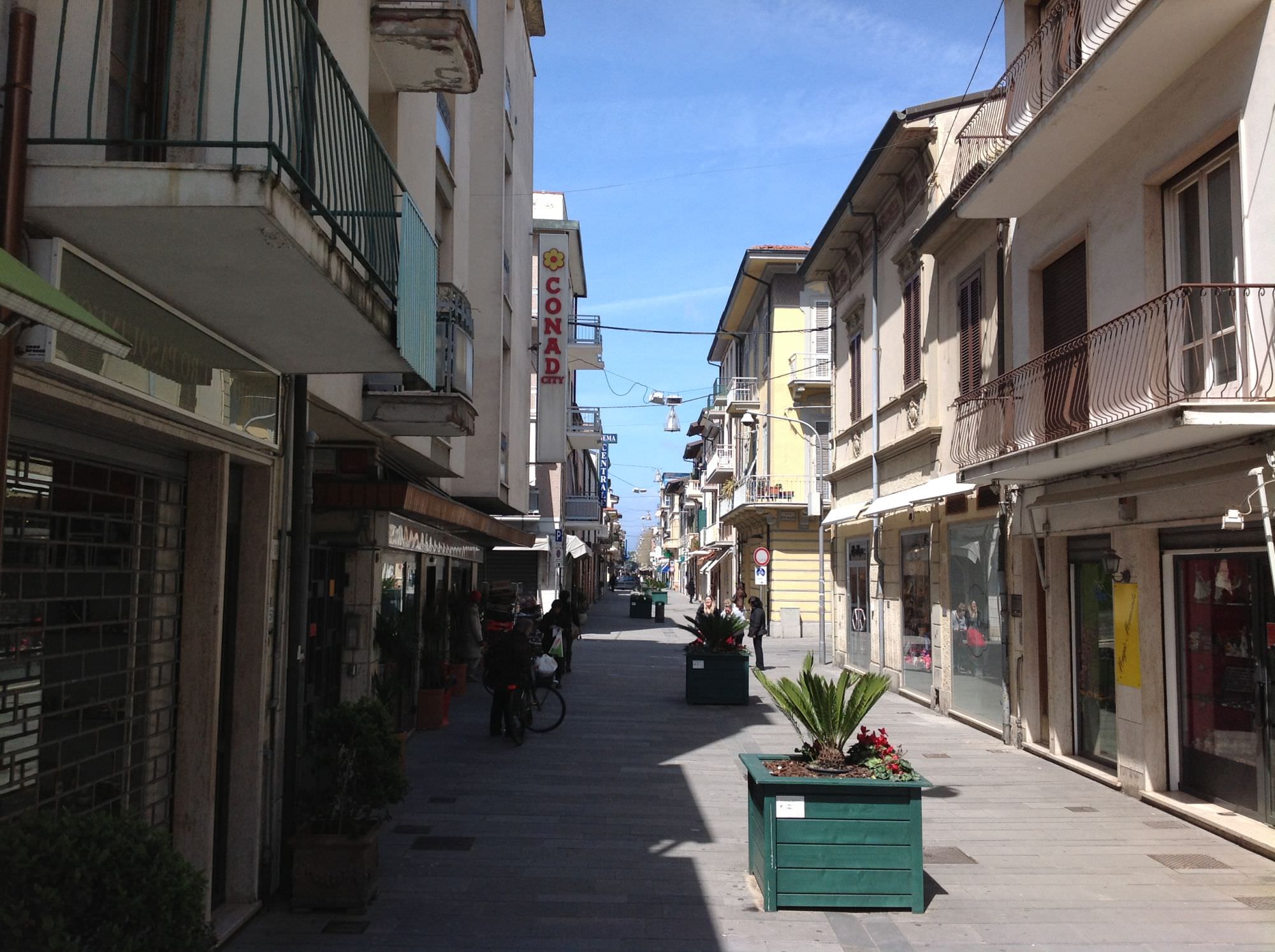 I commercianti del centro di Viareggio contro la chiusura delle strade: “Creano più danni che benefici”