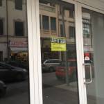 crisi commercio - affittasi - negozi (foto Marco Pomella)