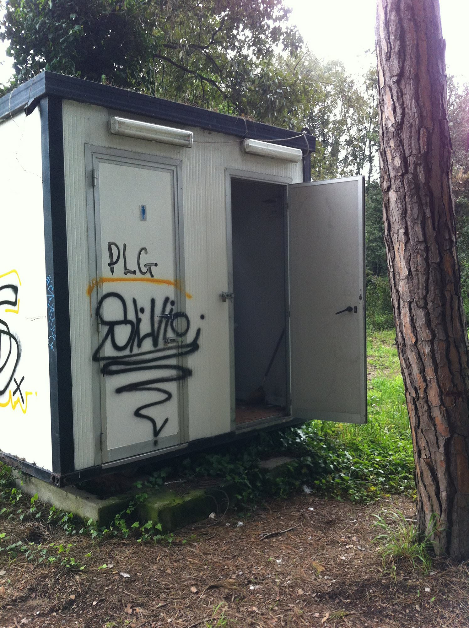 BAGNI CHIUSI NELLA PINETA DI PONENTE. PROTESTE DELLA GENTE