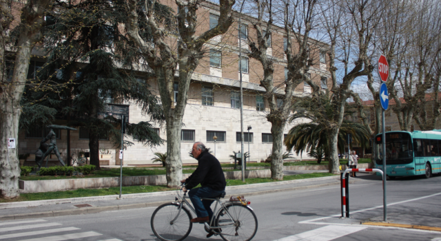 Il cartello avvisa: &#8220;Rispettate l&#8217;ambiente&#8221;. Ma in piazza fontana spenta, erba secca e sporcizia