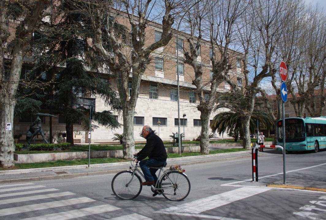 Il cartello avvisa: “Rispettate l’ambiente”. Ma in piazza fontana spenta, erba secca e sporcizia