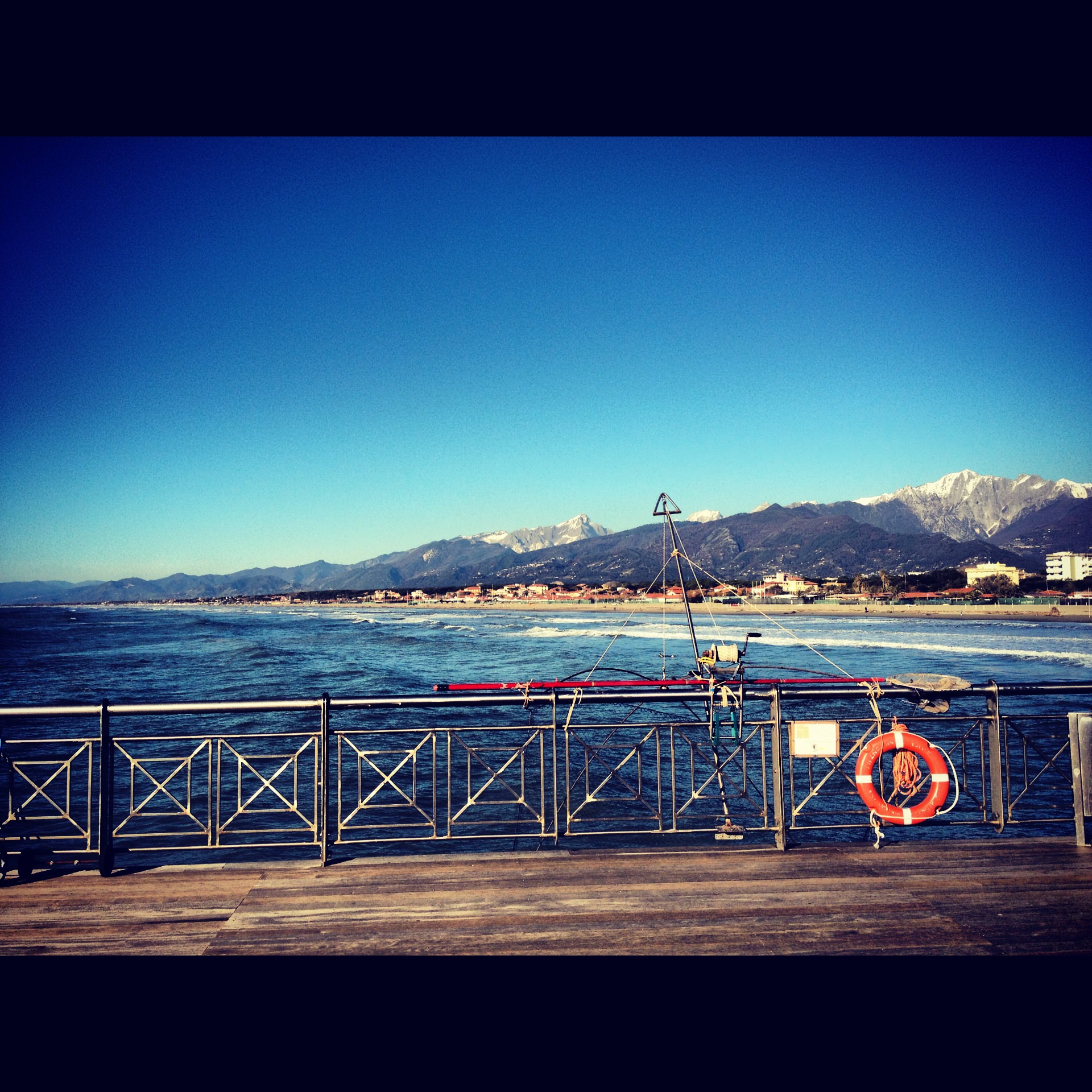 Scippata in bici sul viale a mare di Marina di Pietrasanta