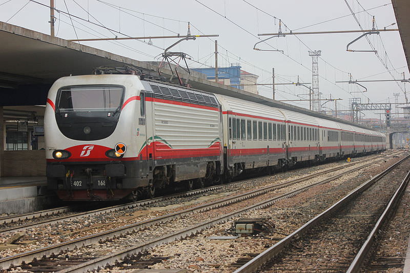 Caos treni, tre i roghi innescati: tra le ipotesi l’ azione dimostrativa degli anarchici