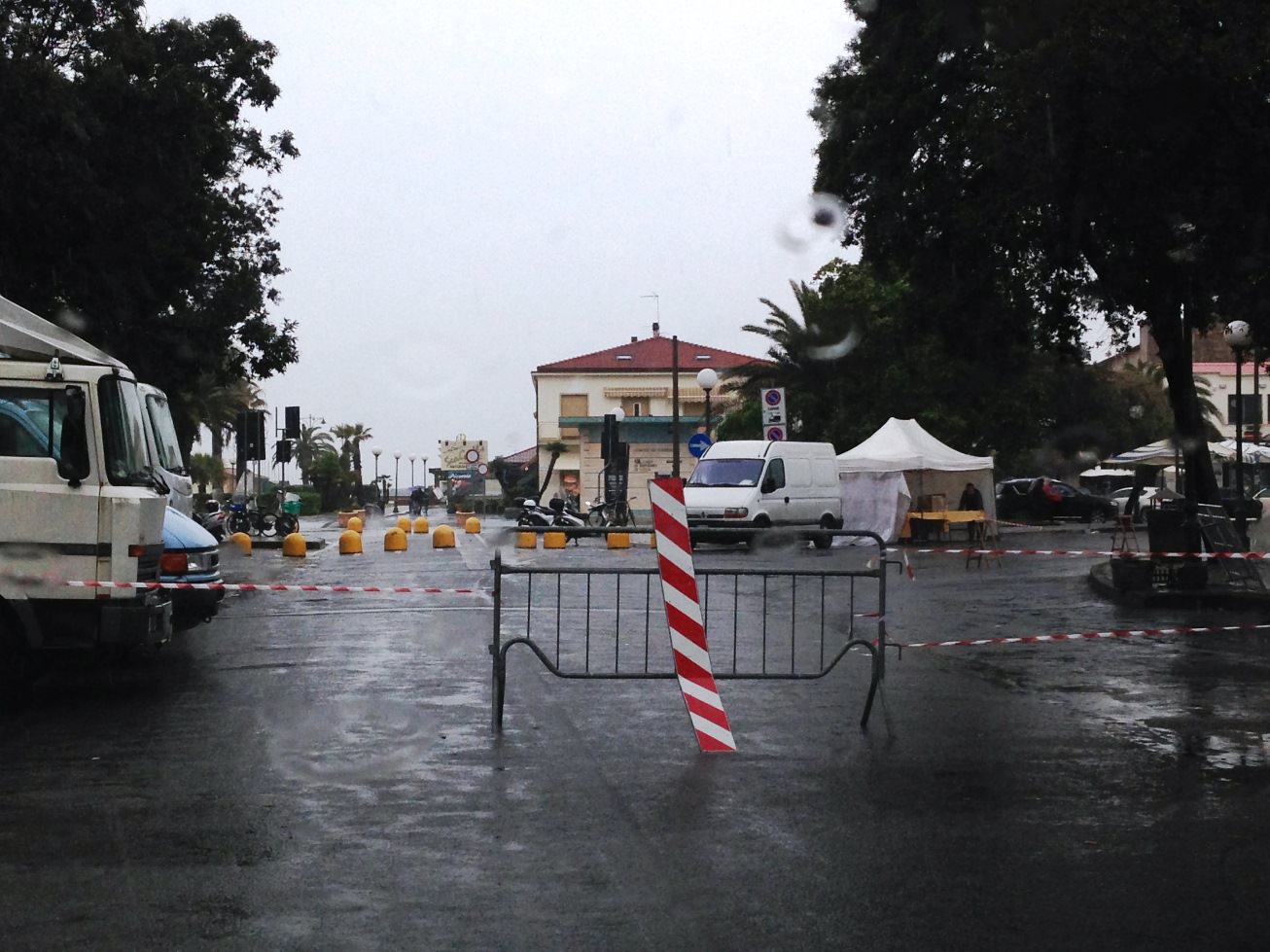 “Ridurre le occupazioni di Piazza d’Azeglio che diminuiscono le aree di sosta per le auto”