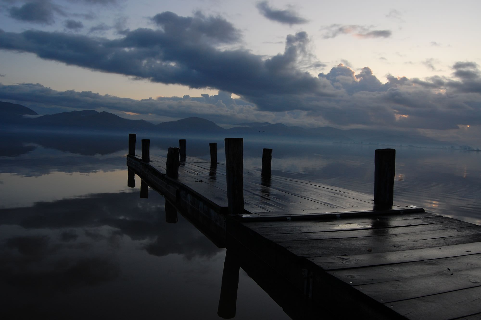 UN “VIAGGIATORE” NEL LAGO DI PUCCINI. TAGLIO DEL NASTRO PER LA MOSTRA DI MARINO CONSANI