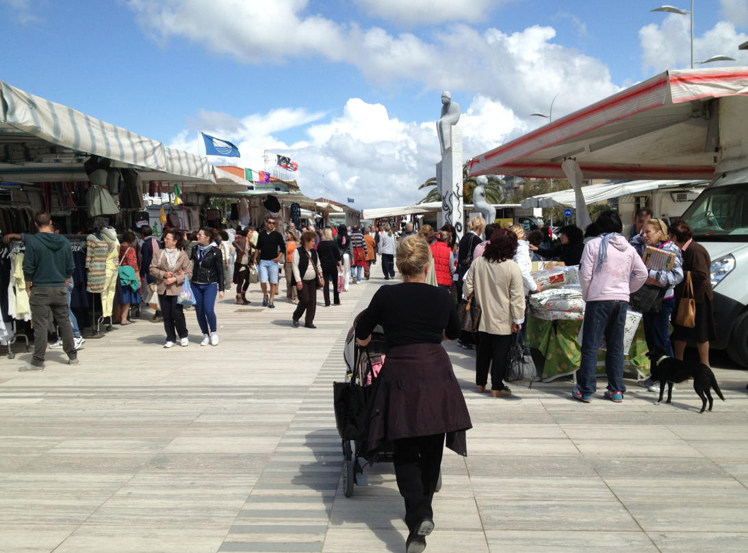 Nuovi totem per la passeggiata di Lido di Camaiore