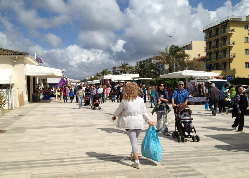 A Lido di Camaiore impazza la Fiera Promozionale: in mostra i quadri di Enrica Lubrano