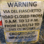 cartello in inglese lavori cantiere via del fiaschetto (foto VT)