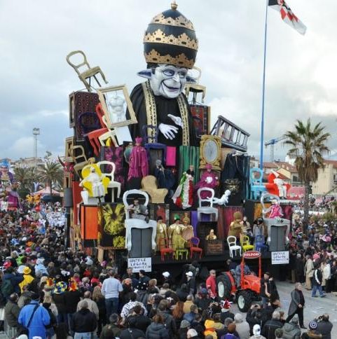 È morto Giulio Andreotti, tra i politici più bersagliati al Carnevale di Viareggio