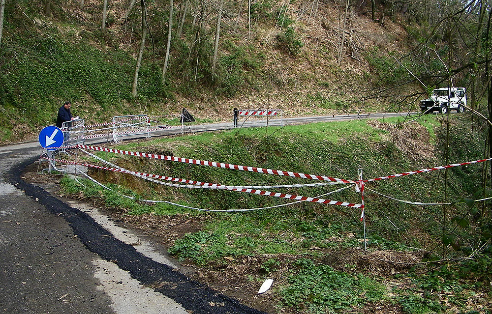 Chiusa per uno smottamento via della Zingola