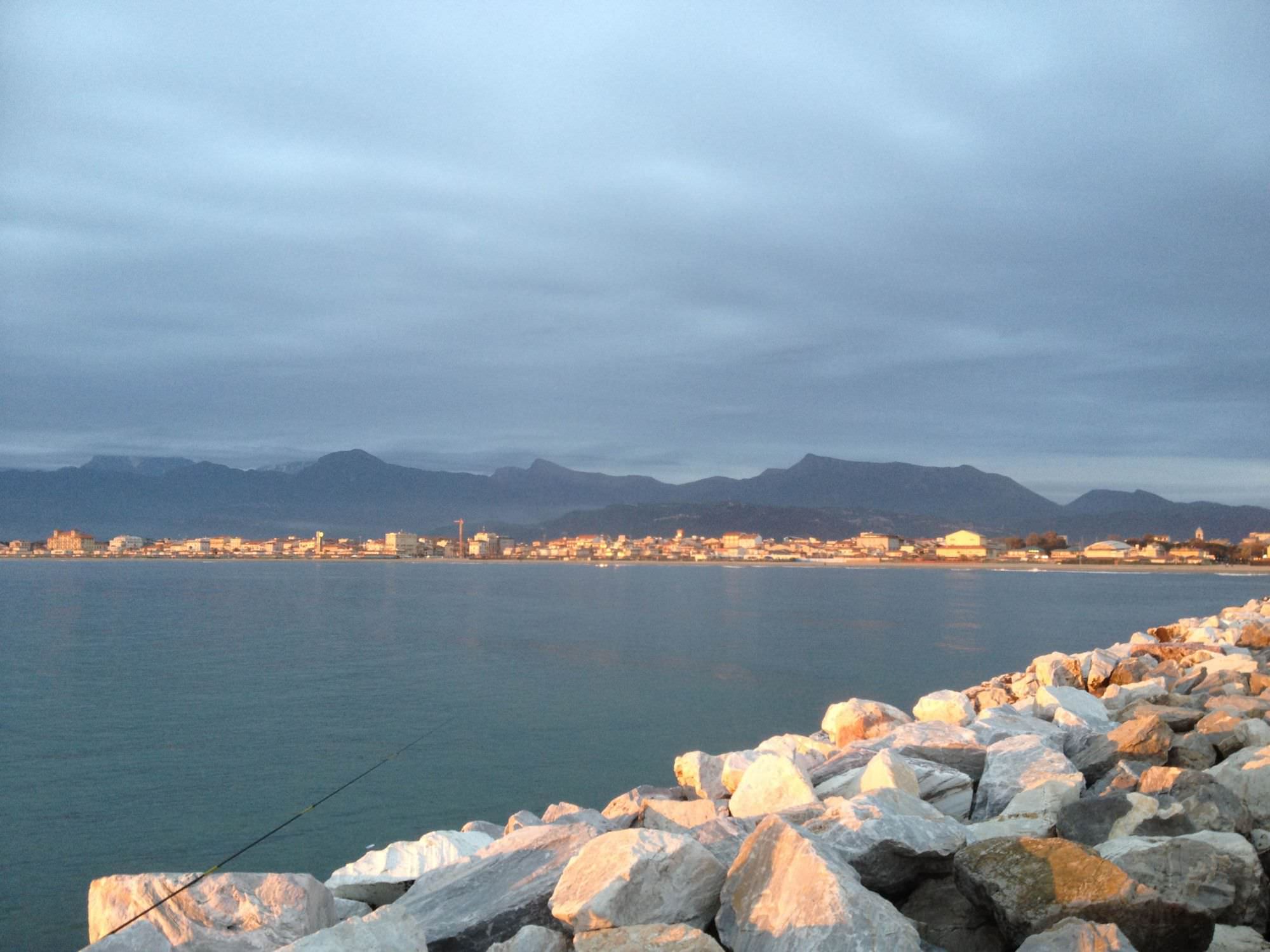 Pulizia degli scogli sul molo di Viareggio con Sea Ambiente