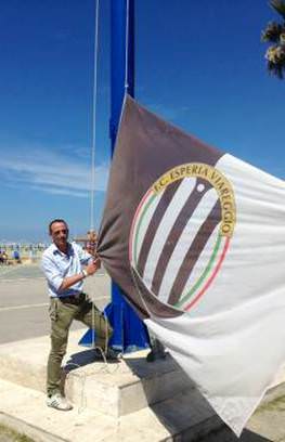 I COLORI DELL’ESPERIA VIAREGGIO  SUL PENNONE PIÙ ALTO DI PIAZZA MAZZINI