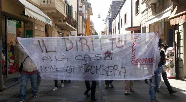 Unione Inquilini: &#8220;Solidarietà alla sezione di Viareggio, la lotta per il diritto alla casa non si ferma&#8221;