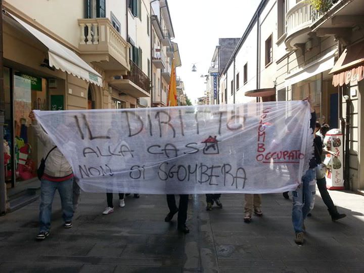 “La lotta paga: una casa per Antonio”, la soddisfazione di Unione Inquilini Viareggio e Brigata Mutuo Sociale per l’Abitare